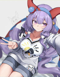  absurdres alternate_costume arknights arknights:_endfield black_ribbon blue_hairband blue_shorts breasts closed_mouth collarbone cosplay english_commentary female grey_background hair_ribbon hairband highres horns large_breasts long_hair long_sleeves looking_at_viewer multicolored_hairband oozora_naomi pianobat pink_eyes print_shirt purple_hair red_hairband red_horns ribbon shirt shorts simple_background sitting smile tail tamamo_cross_(casual)_(umamusume) tamamo_cross_(umamusume) tamamo_cross_(umamusume)_(cosplay) two-tone_hairband typhoeus_(arknights) typhon_(arknights) umamusume v voice_actor_connection white_shirt 