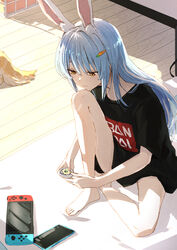  alternate_costume animal_ear_fluff animal_ears bandai bare_legs barefoot black_shirt blue_hair carrot_hair_ornament cellphone commentary_request feet female food-themed_hair_ornament full_body hair_ornament highres hololive indoors knee_up legs logo long_hair nintendo_switch no_pants on_floor phone rabbit_girl shadow shirt sidelocks sitting smartphone solo t-shirt tamagotchi tamagotchi_(virtual_pet) thick_eyebrows thighs toenails toes usada_pekora virtual_youtuber wooden_floor yami_ara yellow_eyes 