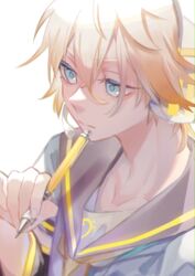  1boy absurdres bass_clef blonde_hair blue_eyes commentary expressionless eyebrows_hidden_by_hair hair_between_eyes headphones headset highres holding holding_pen kagamine_len looking_down male_focus pen pen_to_chin sailor_collar solo upper_body vocaloid white_background yuruya_(emomomomo) 