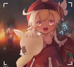  1boy :d ahoge backpack bad_id bad_twitter_id bag blurry brown_gloves brown_scarf cabbie_hat chasing clover_print coat commentary_request depth_of_field dodoco_(genshin_impact) female fire genshin_impact gloves hair_between_eyes hat highres holding hugging_doll hugging_object klee_(genshin_impact) korean_commentary light_brown_hair long_hair long_sleeves looking_at_viewer low_twintails mask oni_mask open_mouth orange_eyes pocket pointy_ears randoseru red_coat red_headwear scales scarf sidelocks smile solo_focus stuffed_animal stuffed_toy twintails viewfinder xiao_(genshin_impact) yabambigyeong 