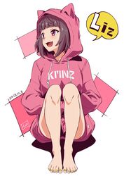  :3 :d animal_ears barefoot blunt_bangs breasts brown_hair cat_ears character_name clothes_writing commentary_request dated drawstring feet female full_body highres hood hood_up hoodie kanbe_piroshiki kmnz knees_up long_sleeves looking_to_the_side mc_liz medium_breasts nail_polish oerba_yun_fang open_mouth pink_eyes pink_hoodie short_hair signature sitting skin_fang smile solo speech_bubble toenail_polish toenails virtual_youtuber yellow_nails 