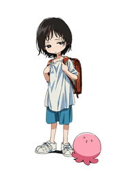  &gt;3&lt; backpack bag black_hair commentary creature expressionless female full_body kuze_shizuka looking_at_another octopus randoseru shirt shoes short_hair shorts simple_background sneakers symbol-only_commentary t-shirt takopii takopii_no_genzai white_background white_shirt yoko.u 