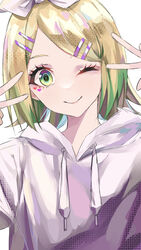  ;d absurdres bad_id bad_pixiv_id blonde_hair bow closed_mouth commentary female gradient_hair green_eyes green_hair hair_ornament hairbow hairclip highres hood hood_down hooded_sweater kagamine_rin looking_at_viewer mikaduki_3636 multicolored_hair one_eye_closed parted_bangs ringed_eyes short_hair smile solo sweater upper_body v vocaloid w white_background white_bow white_sweater 