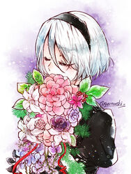  black_hairband bob_cut bouquet closed_eyes commentary eyebrows_visible_through_hair eyelashes eyes_visible_through_hair female flower hairband hidden_mouth holding holding_bouquet long_eyelashes nier_(series) nier_automata no_blindfold pink_flower puffy_sleeves purple_flower short_hair silver_hair sketch_eyebrows solo twitter_username upper_body yorha_no._2_type_b 