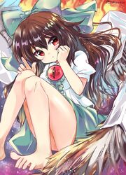  barefoot bird_wings black_hair black_wings bow cape closed_mouth commentary feet female full_body green_bow green_skirt hairbow legs long_hair looking_at_viewer ramudia_(lamyun) red_eyes reiuji_utsuho shirt short_sleeves skirt solo spread_toes third_eye toes touhou white_cape white_shirt wings 