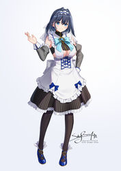  adapted_costume alternate_costume apron artist_name black_pantyhose blue_bow blue_bowtie blue_eyes blue_footwear blush bow bowtie breasts cleavage commentary crop_top detached_sleeves enmaided female full_body hair_intakes highres hololive hololive_english large_breasts maid maid_apron maid_headdress ouro_kronii ouro_kronii_(1st_costume) pantyhose short_hair signature simple_background skyrail solo turtleneck virtual_youtuber white_background 