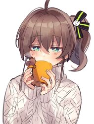  alternate_costume black_bow bow coffee_mug cup female green_eyes grey_sweater hair_between_eyes hairbow holding holding_cup hololive knit_sweater mug natsuiro_matsuri nitumaruta side_ponytail solo steam sweater upper_body virtual_youtuber white_background 