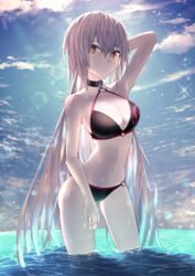  ahoge arm_behind_head arm_up backlighting bare_shoulders bikini black_bikini blue_sky breasts choker cleavage fate/grand_order fate_(series) female grey_hair highres jeanne_d&#039;arc_alter_(fate) jeanne_d&#039;arc_alter_(swimsuit_berserker)_(fate) kaze_minoru_so-ru large_breasts long_hair looking_at_viewer navel o-ring o-ring_bikini ocean outdoors sky solo stomach swimsuit thighs very_long_hair wading wet yellow_eyes 