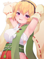  armpits arms_up artist_name bandages black_hairband blonde_hair blush breasts detached_sleeves female hair_between_eyes hairband higurashi_no_naku_koro_ni houjou_satoko large_breasts looking_at_viewer nanopai_kakumeikokonoyu oerba_yun_fang open_mouth oppai_loli purple_eyes sarashi short_hair signature simple_background solo white_background 