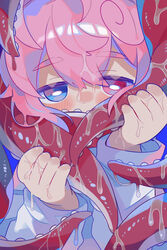  1boy absurdres blue_background blue_eyes blush blush_stickers bright_pupils hair_between_eyes heterochromia highres holding_tentacle hood hoodie long_sleeves looking_at_viewer male_focus original pink_hair raito-kun_(uenomigi) red_eyes short_hair simple_background slime_(substance) slimy solo tentacle uenomigi white_hoodie white_pupils 