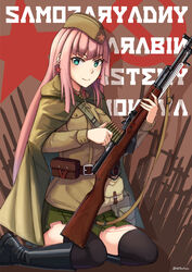  black_footwear black_thighhighs boots brown_hat brown_shirt cape chinese_commentary closed_mouth commentary_request earrings faux_cyrillic faux_text female garrison_cap girls&#039;_frontline green_cape green_eyes green_skirt gun hammer_and_sickle hat highres holding holding_gun holding_weapon hood hood_down hooded_cape jewelry knee_boots long_hair long_sleeves looking_at_viewer name_connection ndtwofives object_namesake pink_hair pleated_skirt red_star reloading rifle shirt simonov_(girls&#039;_frontline) sitting skirt sks smile solo star_(symbol) star_earrings thighhighs translation_request twitter_username very_long_hair wariza weapon 