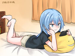  1boy androgynous ansatsu_kyoushitsu artist_name barefoot bean_bag bed black_shirt blue_eyes blue_hair book bookshelf cellphone closed_mouth commentary_request curtains dated feet_up full_body grey_shorts hair_down hand_on_own_cheek hand_on_own_face holding holding_phone indoors koro-sensei long_hair looking_at_phone lying male_focus on_bed on_stomach otoko_no_ko phone shelf shiota_nagisa shirt short_sleeves shorts smile solo tenten_(kitty) the_pose tsurime 