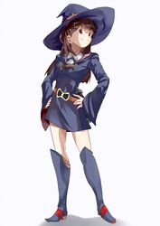  blunt_bangs boots brown_hair commentary_request contrapposto female full_body hands_on_own_hips hat kagari_atsuko knee_boots little_witch_academia looking_at_viewer red_eyes shirowa smile solo standing thighs white_background wide_sleeves witch witch_hat 