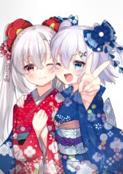  2girls 3; ;d blue_bow blue_eyes blue_flower blue_kimono blush bow cheek-to-cheek commentary_request floral_print flower foreshortening hair_between_eyes hair_flower hair_ornament hairclip hand_on_another&#039;s_shoulder hands_up heads_together highres japanese_clothes kimono long_hair multiple_girls obi one_eye_closed open_mouth original outstretched_arm own_hands_together print_kimono red_eyes red_flower red_kimono sash simple_background smile tsukiman upper_body v very_long_hair white_background white_hair x_hair_ornament 