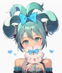  &gt;_&lt; :d artist_name azit_(down) bare_shoulders black_skirt black_sleeves blue_bow blue_eyes bow cinnamiku cinnamoroll collarbone commentary cosplay covered_collarbone covered_mouth creature crossover detached_sleeves ear_bow facing_viewer female green_hair green_nails grey_background grey_shirt hair_between_eyes hair_rings hairbow hands_up hatsune_miku hatsune_miku_(cosplay) heart highres holding holding_creature long_sleeves looking_at_viewer pleated_skirt sanrio shirt signature simple_background skirt sleeveless sleeveless_shirt smile straight-on tied_ears updo vocaloid xd 