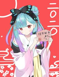  2020 alternate_hairstyle bad_id bad_twitter_id blush bow chinese_zodiac colored_tips commentary earrings ema female green_hair hair_bun hairbow happy_new_year highres holding_ema hololive japanese_clothes jewelry kimono long_hair looking_at_viewer multicolored_hair nanatsuha new_year pink_hair red_background red_eyes single_side_bun smile solo upper_body uruha_rushia uruha_rushia_(new_year) virtual_youtuber year_of_the_rat 