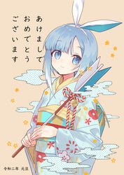  arrow_(projectile) bell blue_eyes blue_hair blue_kimono brown_background closed_mouth commentary_request female floral_print hair_ribbon hairband hamaya holding holding_arrow japanese_clothes jingle_bell kimono light_smile long_sleeves miyoshino monokaki_aer obi print_kimono re_aer ribbon sash sidelocks simple_background solo star_(symbol) translated upper_body virtual_youtuber white_hairband white_ribbon wide_sleeves 