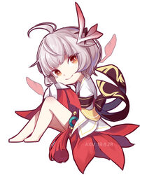  ai_xiao_meng barefoot chibi chinese_clothes closed_mouth female full_body hair_ornament highres honkai_(series) honkai_impact_3rd jingwei&#039;s_wings long_sleeves looking_at_viewer looking_to_the_side red_eyes short_hair simple_background smile solo white_background white_hair 