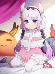  absurdres artist_name beads between_legs black_bow blue_eyes blunt_bangs bow dragon_girl dragon_horns dress expressionless female full_body hair_beads hair_ornament hairband hand_between_legs highres horns kanna_kamui kobayashi-san_chi_no_maidragon light_purple_hair long_hair looking_at_viewer low_twintails pink_dress red_footwear sakotach shoes signature sitting slit_pupils solo tail thighhighs thighs twintails white_thighhighs 