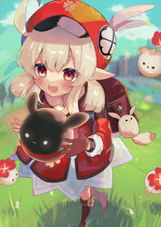  ahoge blonde_hair blurry blurry_background blush brown_gloves cabbie_hat commentary dodoco_(genshin_impact) double-parted_bangs dress female foot_out_of_frame genshin_impact gloves grass hat hat_feather highres ijen_(ljenejl) jumpy_dumpty klee_(genshin_impact) long_hair long_sleeves open_mouth outdoors pointy_ears red_dress red_eyes red_headwear smile teeth upper_teeth_only 