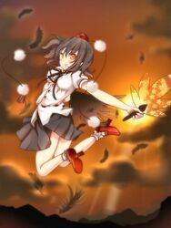  black_hair black_wings commentary_request feathers female geta hat hauchiwa jumping looking_at_viewer mushi_baibai red_eyes shameimaru_aya smile solo sunset tengu-geta tokin_hat touhou wings 