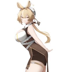  absurdres animal_ears arknights arms_behind_back bare_shoulders blonde_hair breasts brown_eyes closed_mouth cowboy_shot dorothy_(arknights) female from_side hat highres large_breasts leaning_forward long_hair long_sleeves looking_at_viewer looking_to_the_side low_ponytail mouse_ears sleeveless smile smug solo thigh_strap underbust white_hat yuu_azma 