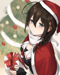  ahoge black_gloves black_hair black_serafuku blue_eyes blurry box braid capelet christmas christmas_tree commentary_request depth_of_field female fingerless_gloves fur-trimmed_capelet fur-trimmed_headwear fur_trim gift gift_box gloves hair_flaps hair_ornament hair_over_shoulder hat highres kantai_collection red_capelet red_hat santa_hat school_uniform serafuku sha_(isago) shigure_(kancolle) shigure_kai_ni_(kancolle) single_braid solo upper_body 