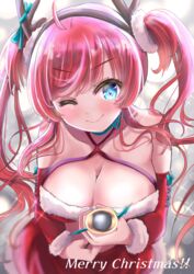  alternate_costume azur_lane blue_eyes blush breasts christmas cleavage collarbone commentary_request female headband highres large_breasts looking_at_viewer merry_christmas one_eye_closed red_hair san_diego_(azur_lane) san_diego_(sandy_claus)_(azur_lane) santa_costume smile solo takenaka_takeshi twintails 