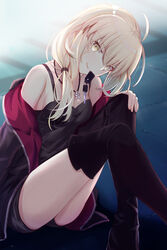  artoria_pendragon_(fate) bare_shoulders black_camisole black_jacket black_ribbon black_shorts blonde_hair boots breasts camisole fate/grand_order fate_(series) female highres jacket jewelry key knee_boots long_hair long_sleeves looking_at_viewer low_ponytail mouth_hold necklace neko_daruma off_shoulder official_alternate_costume ribbon saber_alter saber_alter_(ver._shinjuku_1999)_(fate) short_shorts shorts sitting small_breasts smile solo thighs yellow_eyes 