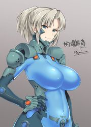  blonde_hair bodysuit breasts brown_background commission covered_navel female fikatsia_latrova fortified_suit green_eyes hair_behind_ear hand_on_own_hip highres impossible_bodysuit impossible_clothes large_breasts looking_at_viewer makishima_azusa muv-luv muv-luv_alternative muv-luv_total_eclipse parted_bangs pilot_suit ponytail science_fiction signature skeb_commission skin_tight smile solo upper_body 