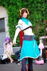  armband cape cosplay hair_ribbon hair_ribbons halter_top halterneck highres leggings midriff ousawa_karin photo ribbon suzumiya_haruhi suzumiya_haruhi_no_tomadoi suzumiya_haruhi_no_yuuutsu sword weapon 