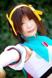  armband cape cosplay hair_ribbon hair_ribbons halter_top halterneck highres midriff ousawa_karin photo ribbon suzumiya_haruhi suzumiya_haruhi_no_tomadoi suzumiya_haruhi_no_yuuutsu 