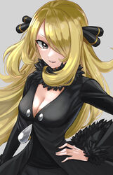  absurdres black_coat black_pants black_shirt blonde_hair breasts cleavage coat commentary cynthia_(pokemon) female floating_hair fur_collar fur_trim grey_background grey_eyes hair_ornament hair_over_one_eye hand_on_own_hip highres long_hair looking_at_viewer medium_breasts pants parted_lips pokemon pokemon_dppt sharumon shirt simple_background smile solo upper_body 