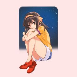  aged_down blue_shorts brown_eyes brown_hair commentary_request denim denim_shorts female hair_ribbon hairband highres hugging_own_legs ito_noizi knees_up long_hair orange_shirt red_shoes ribbon second-party_source shirt shoes short_sleeves shorts sitting solo suzumiya_haruhi suzumiya_haruhi_(young) suzumiya_haruhi_no_yuuutsu thighs yellow_ribbon 