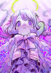  bangs bow braid creature creature_on_shoulder female frills halo highres long_hair looking_at_viewer on_shoulder original pink_bow purple_eyes purple_hair purple_theme solo toyux2 twin_braids upper_body 