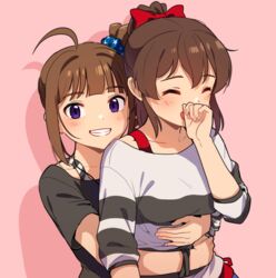  2girls ahoge black_shirt blue_scrunchie bow brown_hair closed_eyes commentary drill_hair grin hair_ornament hair_scrunchie hairbow hug hug_from_behind idolmaster idolmaster_million_live! kamille_(vcx68) laughing looking_at_viewer medium_hair multiple_girls pink_background ponytail print_scrunchie purple_eyes red_bow satake_minako scrunchie shadow shirt shirt_straps side_drill side_ponytail smile star_(symbol) star_print striped_clothes striped_shirt t-shirt white_shirt yokoyama_nao 