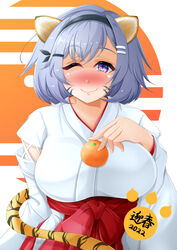  2022 alternate_costume animal_ears azur_lane blush breasts fake_animal_ears fake_tail female food food_on_body food_on_breasts fruit hand_on_own_chest highres japanese_clothes kimono large_breasts looking_at_viewer mandarin_orange medium_hair new_year object_on_breast one_eye_closed oppai_mochi purple_eyes purple_hair reno_(azur_lane) simple_background smile solo suzu_(17081023) tail upper_body white_kimono 