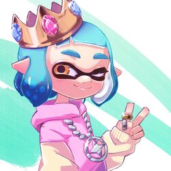  ;) blue_hair blunt_bangs brown_eyes brown_headwear chain_necklace chains closed_mouth commentary cosplay crown dress female gem green_background hood hood_down hoodie inkling jewelry long_sleeves looking_at_viewer necklace one_eye_closed pearl_(splatoon) pearl_(splatoon)_(cosplay) pendant pink_dress pointy_ears ring short_hair smile solo sparkle splatoon_(series) splatoon_2 sweater sweater_dress tentacle_hair thumb_ring tilted_headwear upper_body upsidedown510 v 