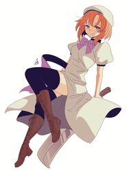  absurdres adachi_imaru beret black_thighhighs blue_eyes boots bow bowtie brown_footwear female full_body half-closed_eyes hat highres higurashi_no_naku_koro_ni nata_(tool) orange_hair purple_bow purple_bowtie ryuuguu_rena simple_background smile solo thighhighs white_background white_hat 