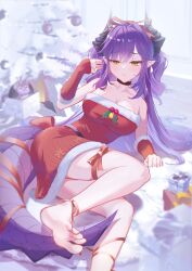 :< absurdres bare_shoulders barefoot black_choker black_horns blurry blurry_background box breasts choker christmas_tree cleavage collarbone commentary_request creature dragon_girl dragon_horns dragon_tail dress feet female foot_out_of_frame fur-trimmed_dress fur_trim gift gift_box hair_ribbon half-closed_eyes hand_up highres horns hyin large_breasts leg_ribbon long_hair pointy_ears purple_hair red_dress red_ribbon ribbon sakihane_huya solo stellive tail virtual_youtuber yellow_eyes 