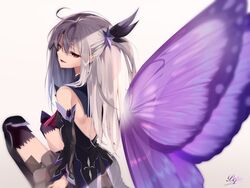  ascot bare_shoulders black_dress black_footwear black_thighhighs blush boots breasts butterfly_wings detached_sleeves dress fate/grand_order fate/kaleid_liner_prisma_illya fate_(series) female grey_hair hair_ornament highres illyasviel_von_einzbern insect_wings long_hair looking_at_viewer looking_back one_side_up open_mouth pei_iriya purple_skirt red_eyes sidelocks sitting skirt small_breasts smile solo testament_(fate) thigh_boots thighhighs thighhighs_under_boots wings 