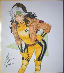  blue_eyes bodysuit breasts brown_hair brown_jacket closed_mouth commentary english_commentary female gloves green_bodysuit green_headband hand_on_own_hip hand_on_own_thigh headband highres homare_(fool's_art) jacket long_hair looking_at_viewer marker_(medium) marvel multicolored_bodysuit multicolored_hair photo_(medium) rogue_(x-men) shikishi solo superhero_costume traditional_media two-tone_bodysuit two-tone_hair white_hair x-men yellow_bodysuit yellow_gloves 
