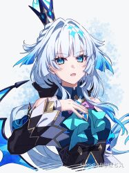  bare_shoulders blue_eyes blue_hair cerydra_(honkai:_star_rail) crown detached_sleeves female gradient_hair grey_background hair_intakes highres honkai:_star_rail honkai_(series) long_sleeves mini_crown multicolored_hair open_mouth pochimaru_(marumaru_wanwan) solo upper_body white_hair 