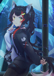  animal_ear_fluff animal_ears aquarium black_hair blush closed_mouth female finger_to_mouth fish hair_ornament hairclip highres hololive long_hair looking_at_viewer mihaeru multicolored_hair official_alternate_costume ookami_mio ookami_mio_(casual) print_shirt red_hair shirt smile solo streaked_hair tail virtual_youtuber wolf_ears wolf_girl wolf_tail yellow_eyes 