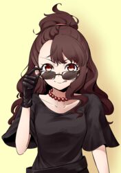  :q alternate_costume asymmetrical_bangs black-framed_eyewear black_dress black_gloves brown_hair closed_mouth collarbone commentary_request dress female gloves hand_up highres jewelry kagari_atsuko little_witch_academia long_hair looking_at_viewer necklace orinpachu pearl_necklace ponytail red_eyes removing_eyewear short_sleeves simple_background smile solo sunglasses tongue tongue_out upper_body v-shaped_eyebrows wavy_hair yellow_background 