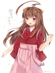  ahoge alternate_costume anchor bad_id bad_pixiv_id bow brown_eyes brown_hair cosplay hairbow hakama japanese_clothes kamikaze_(kantai_collection) kamikaze_(kantai_collection)_(cosplay) kantai_collection kimono kuma_(kantai_collection) long_hair long_sleeves looking_at_viewer masayo_(gin_no_ame) meiji_schoolgirl_uniform oerba_yun_fang open_mouth pink_hakama pink_skirt simple_background skirt smile solo sparkle tasuki twitter_username wide_sleeves yellow_bow 