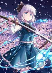  absurdres black_headband black_ribbon blue_eyes bob_cut cherry_blossoms closed_mouth collared_shirt cowboy_shot falling_petals female fish.boy flower green_skirt green_vest hair_ribbon hairband headband highres hitodama holding holding_sword holding_weapon katana konpaku_youmu long_sleeves looking_at_viewer medium_hair night night_sky petals pink_flower ribbon shirt skirt sky solo sparkle standing sword touhou vest weapon white_hair white_shirt 