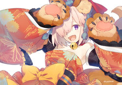  animal_ears animal_hands bare_shoulders bell commentary_request cosplay detached_sleeves fake_animal_ears fake_tail fate/grand_order fate_(series) female fox_ears fox_tail gloves hair_over_one_eye jam8686 japanese_clothes jingle_bell kimono light_purple_hair mash_kyrielight mash_kyrielight_(smiling_glory_day) mixed-language_commentary neck_bell obi official_alternate_costume one_eye_covered open_mouth orange_kimono paw_gloves purple_eyes sash short_hair smile solo tail tongue twitter_username upper_body white_background wide_sleeves 