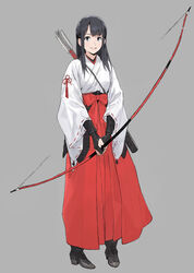  arrow_(projectile) black_eyes black_hair blush bow_(weapon) commentary female full_body grey_background hakama hakama_skirt highres hirooka_masaki holding holding_bow_(weapon) holding_weapon japanese_clothes light_blush long_hair miko open_mouth original quiver simple_background skirt smile solo standing teeth tongue upper_teeth_only weapon 