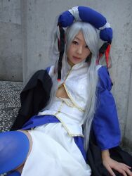  breasts cosplay lady_yan photo robe robes romance_of_the_three_kingdoms shiraishi_rio silver_hair thigh-highs thighhighs under_boob underboob 